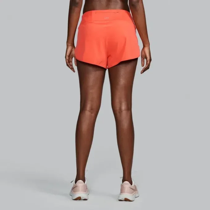 Outpace 2.5″ split shorts för dam Outpace 2.5″ split shorts för dam