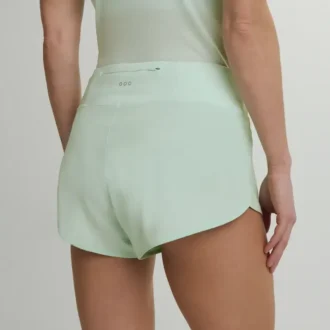 Outpace 2.5″ split shorts för dam