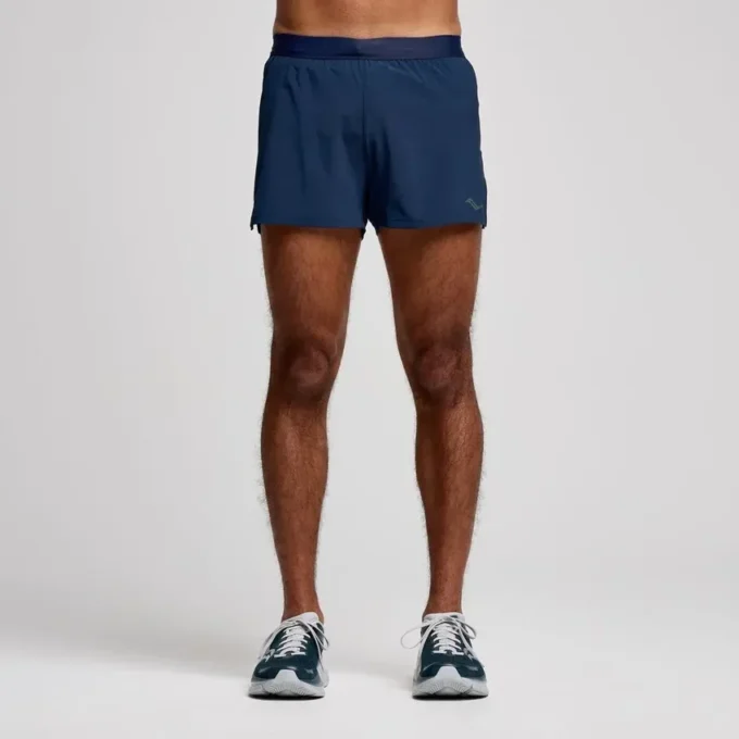 Outpace 2,5″ split shorts för herr Outpace 2,5″ split shorts för herr