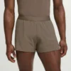 Outpace 2,5″ split shorts för herr Outpace 2,5″ split shorts för herr