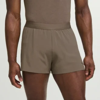 Outpace 2,5″ split shorts för herr
