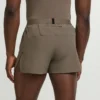 Outpace 2,5″ split shorts för herr Outpace 2,5″ split shorts för herr