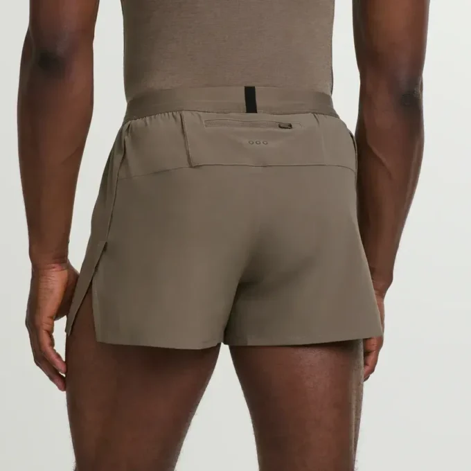 Outpace 2,5″ split shorts för herr Outpace 2,5″ split shorts för herr