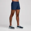 Outpace 2,5″ split shorts för herr Outpace 2,5″ split shorts för herr