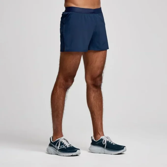 Outpace 2,5″ split shorts för herr Outpace 2,5″ split shorts för herr