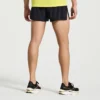 Outpace 2,5″ split shorts för herr Outpace 2,5″ split shorts för herr