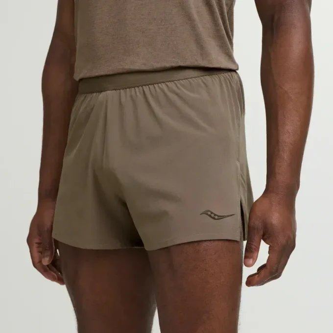 Outpace 2,5″ split shorts för herr Outpace 2,5″ split shorts för herr