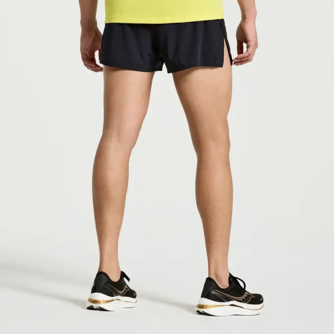Outpace 2,5″ split shorts för herr Outpace 2,5″ split shorts för herr