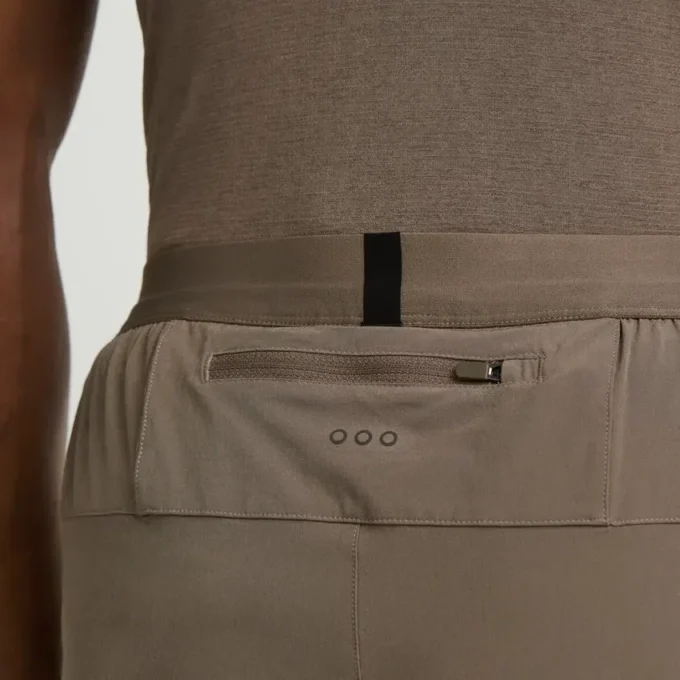 Outpace 2,5″ split shorts för herr Outpace 2,5″ split shorts för herr