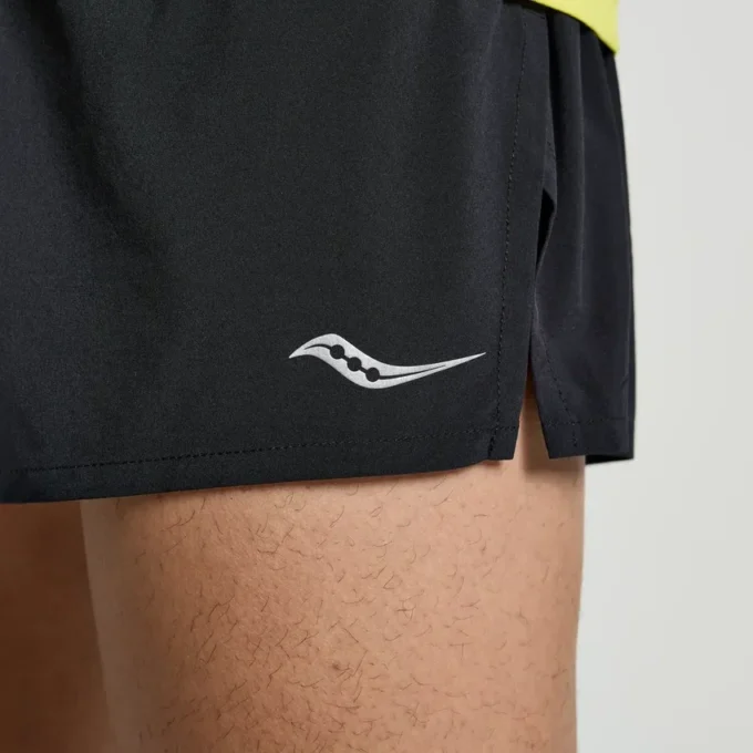 Outpace 2,5″ split shorts för herr Outpace 2,5″ split shorts för herr
