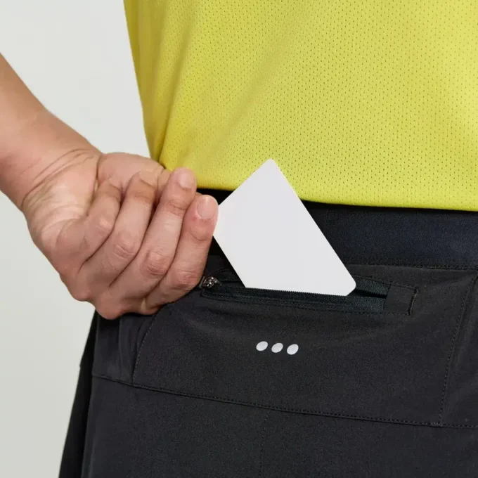 Outpace 2,5″ split shorts för herr Outpace 2,5″ split shorts för herr